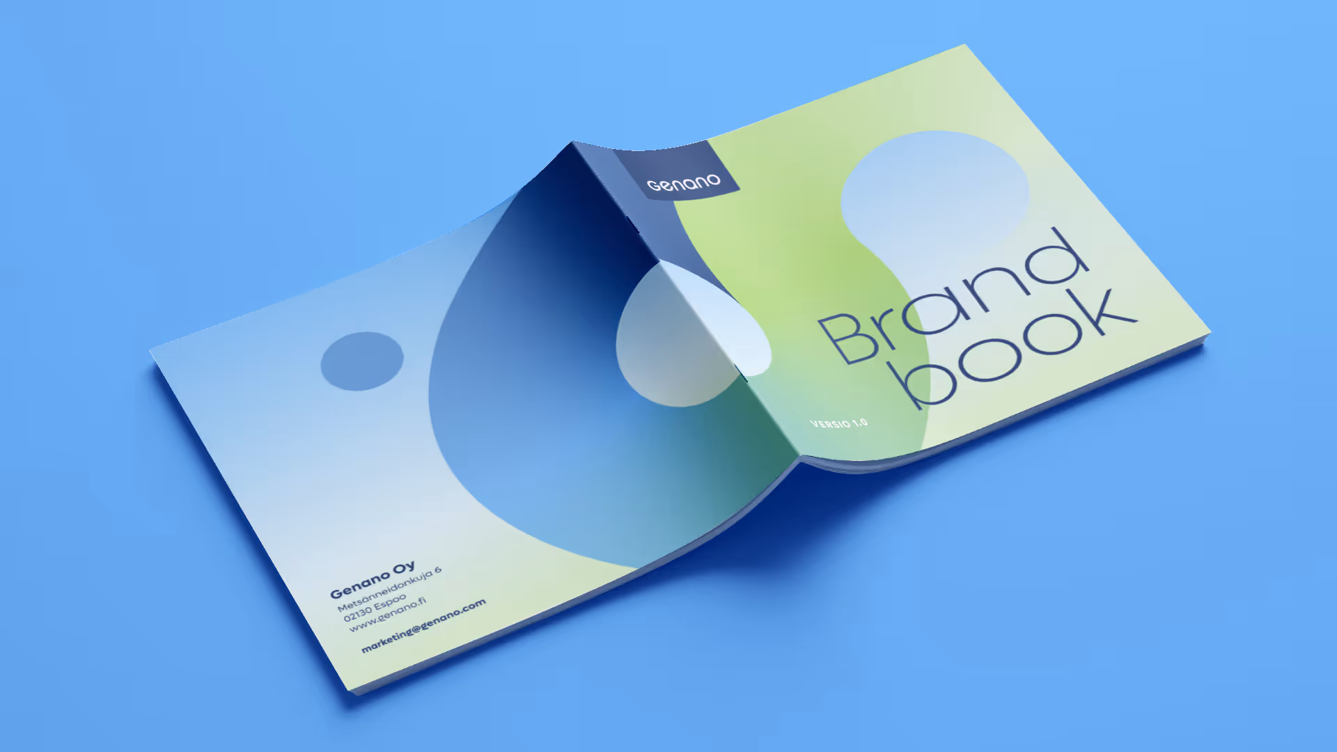 Avoin Genano-yrityksen brand book -esite sinivihreällä taustalla.