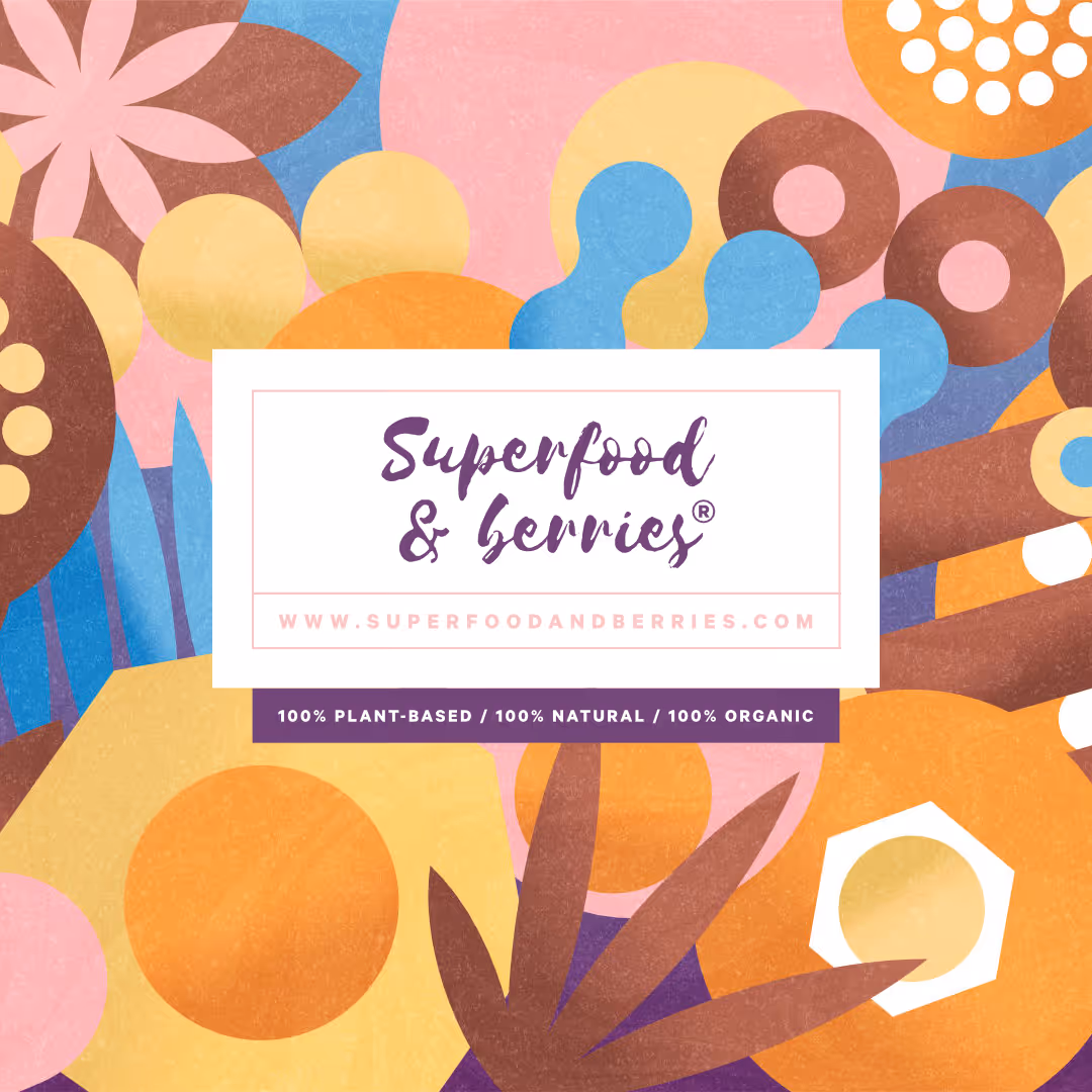 Superfood & berries -brändin logo värikkäällä abstraktilla hedelmä- ja kukkakuvioidulla taustalla.
