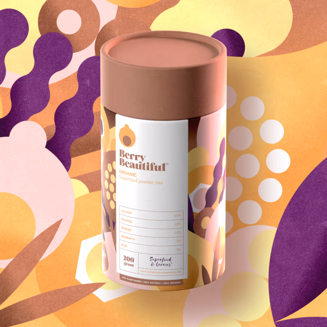 Purppuran, oranssin ja keltaisen sävyissä kuvioitu Berry Beautiful -luomujauhepurkki värikkäällä taustalla.