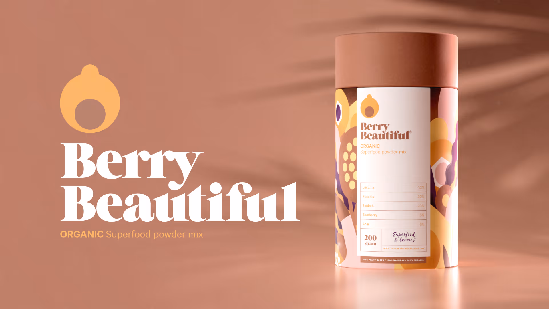 Berry Beautiful luomu superfood-jauhe sekoitus päällä hillakuviolla varustettu purkki ja tuotelogo.