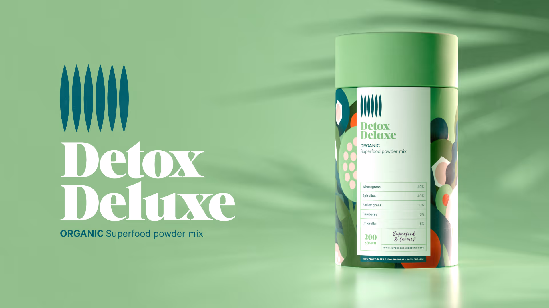 Detox Deluxe -orgaaninen superruokajauhe, joka sisältää vehnänoras-, spirulina-, ohranoras-, mustikka- ja klorellajauheita.