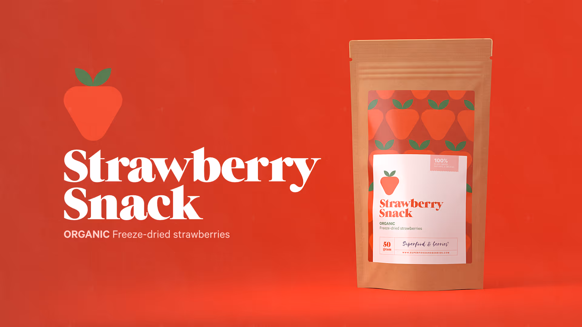 Luomujääkuivattuja mansikoita sisältävä Strawberry Snack -pussi punaisella taustalla, jossa mansikan kuva ja teksti.
