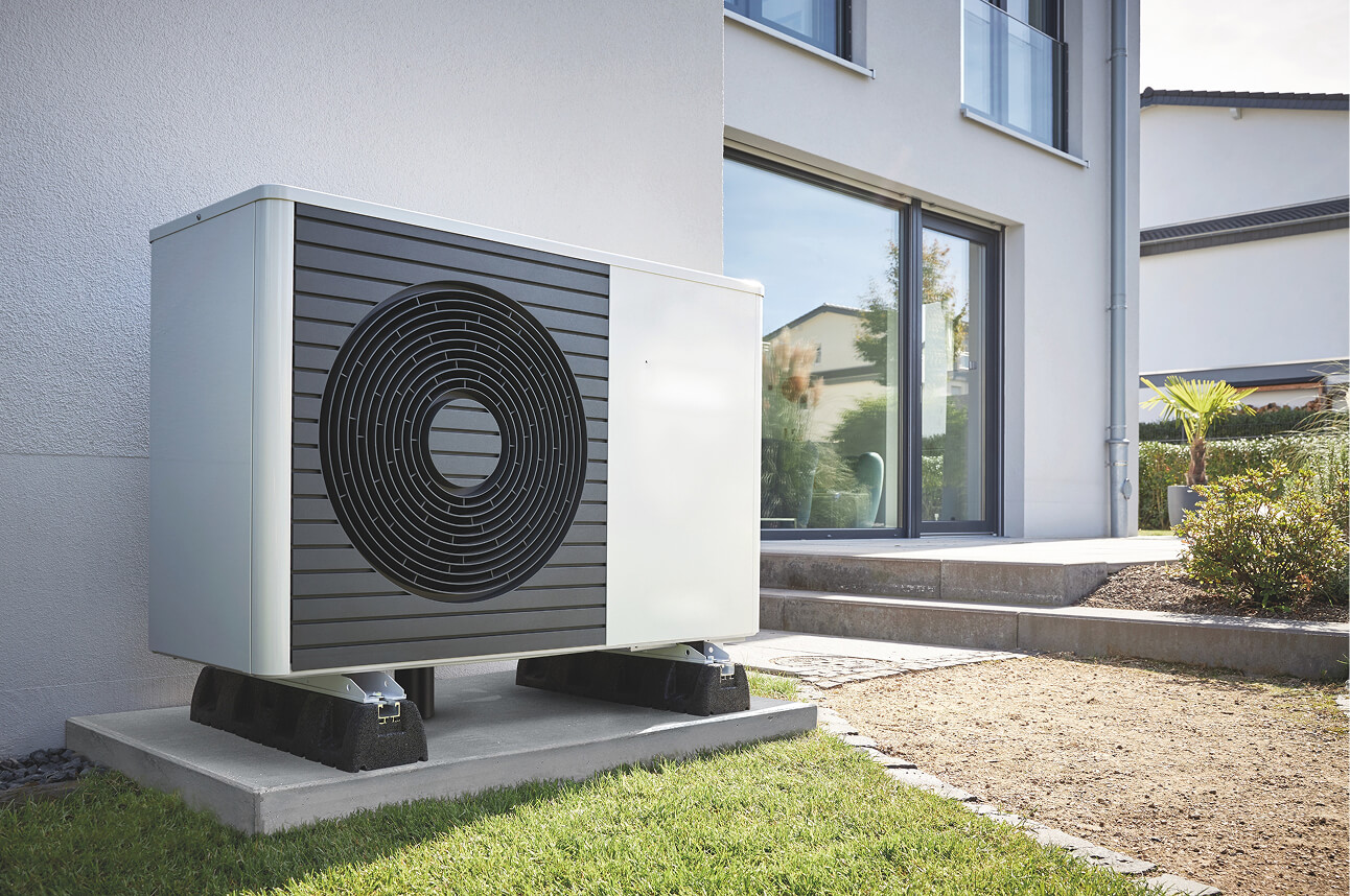 Vaillant Wärmepumpe an Hauswand eines Neubaus