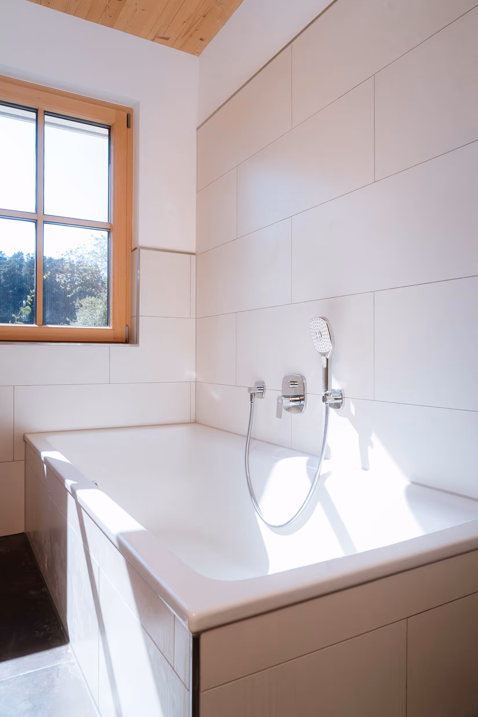 Badewanne in modernem Krieger Bad