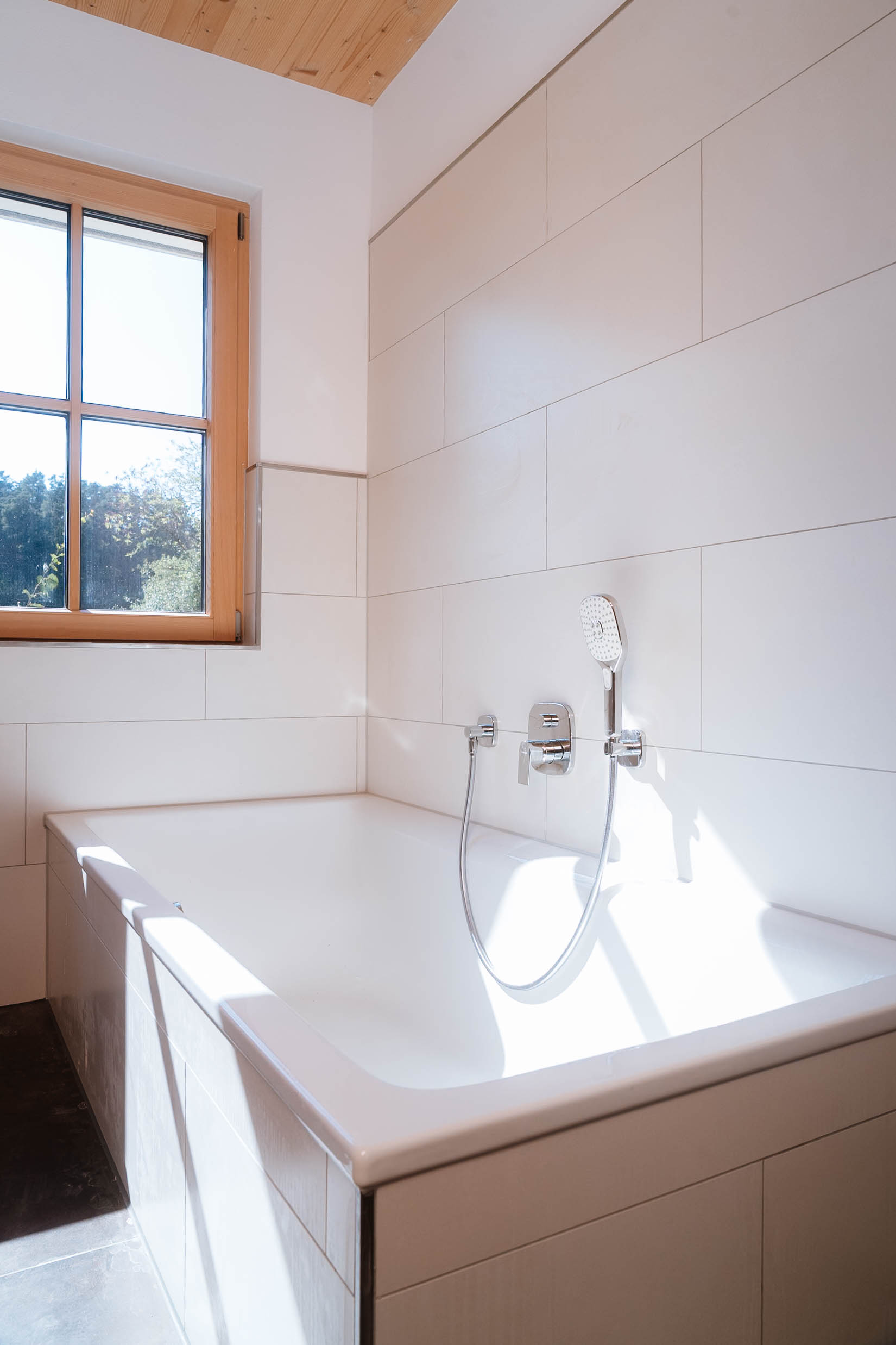 Badewanne in modernem Krieger Bad