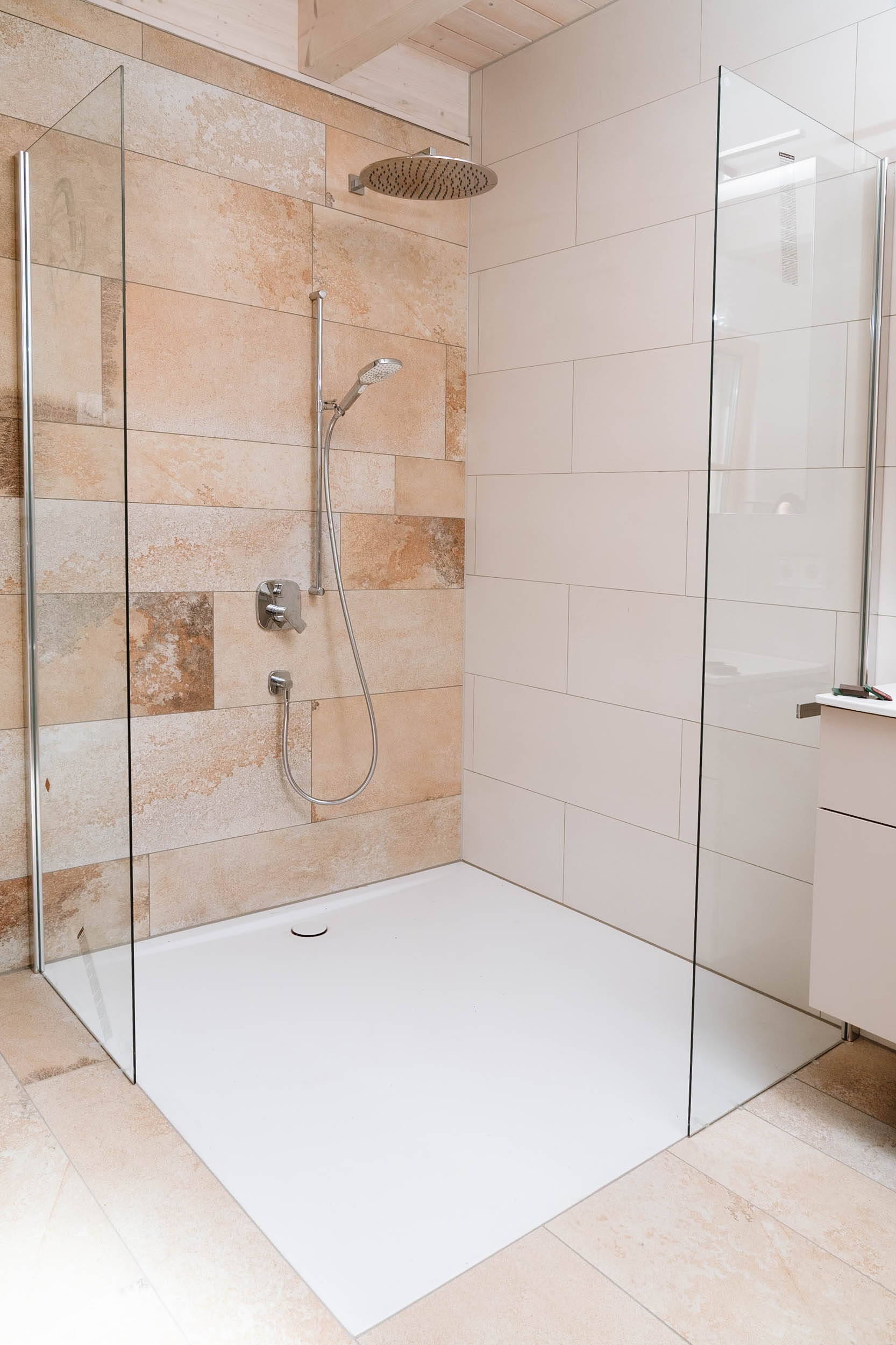 Ebenerdige Dusche mit Regenwald-Duschkopf