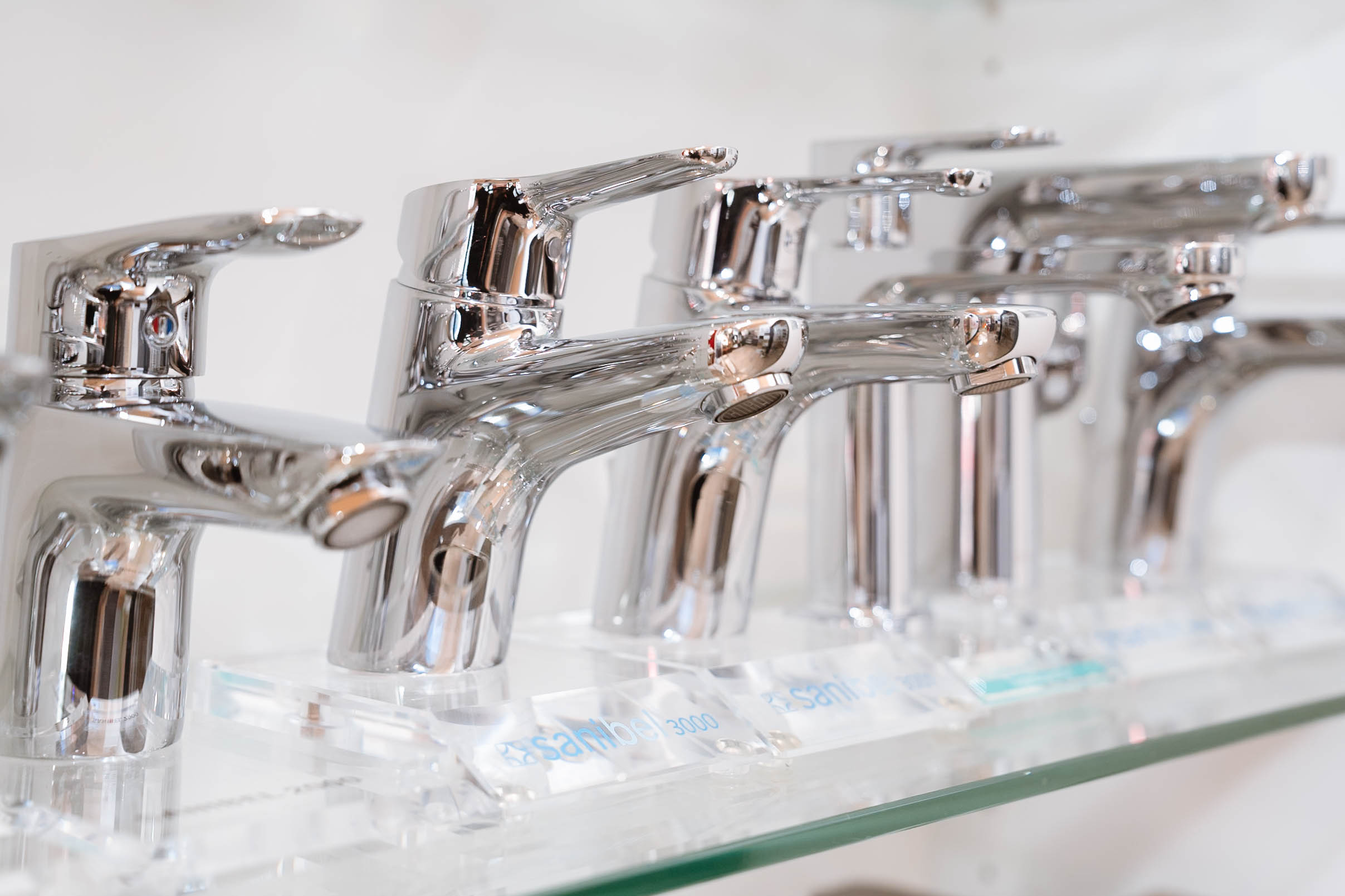 Silberne Wasserhähne für Waschbecken