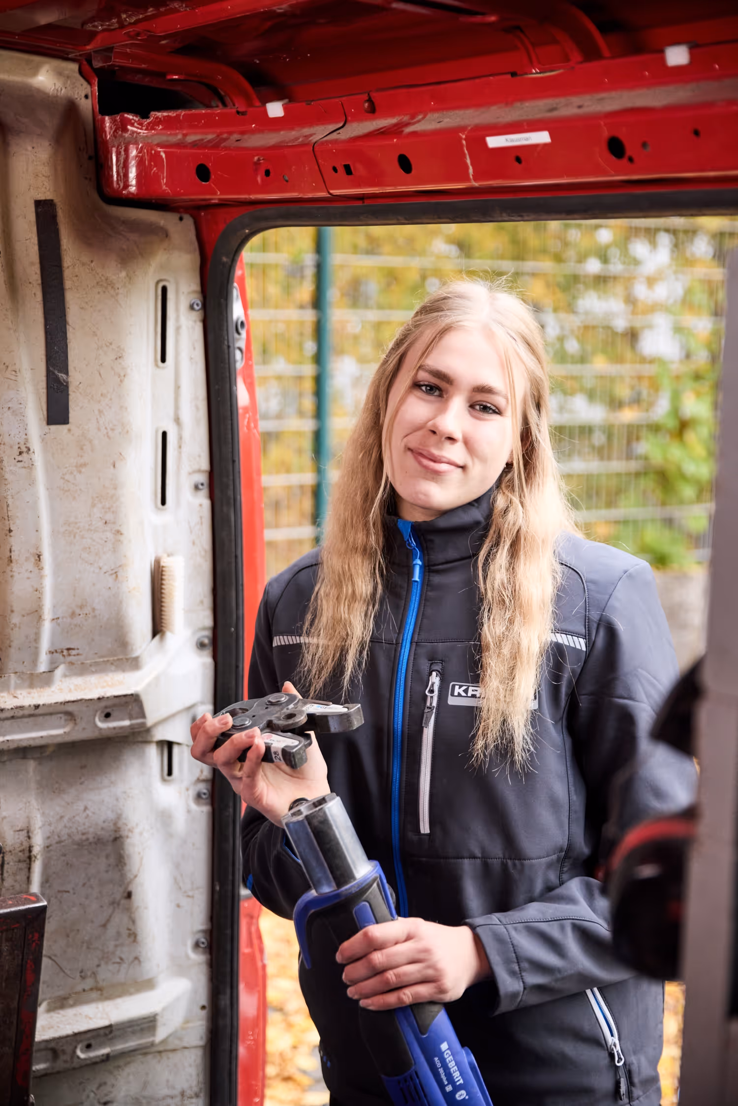 Gesellin Leoni mit Werkzeug in der Hand