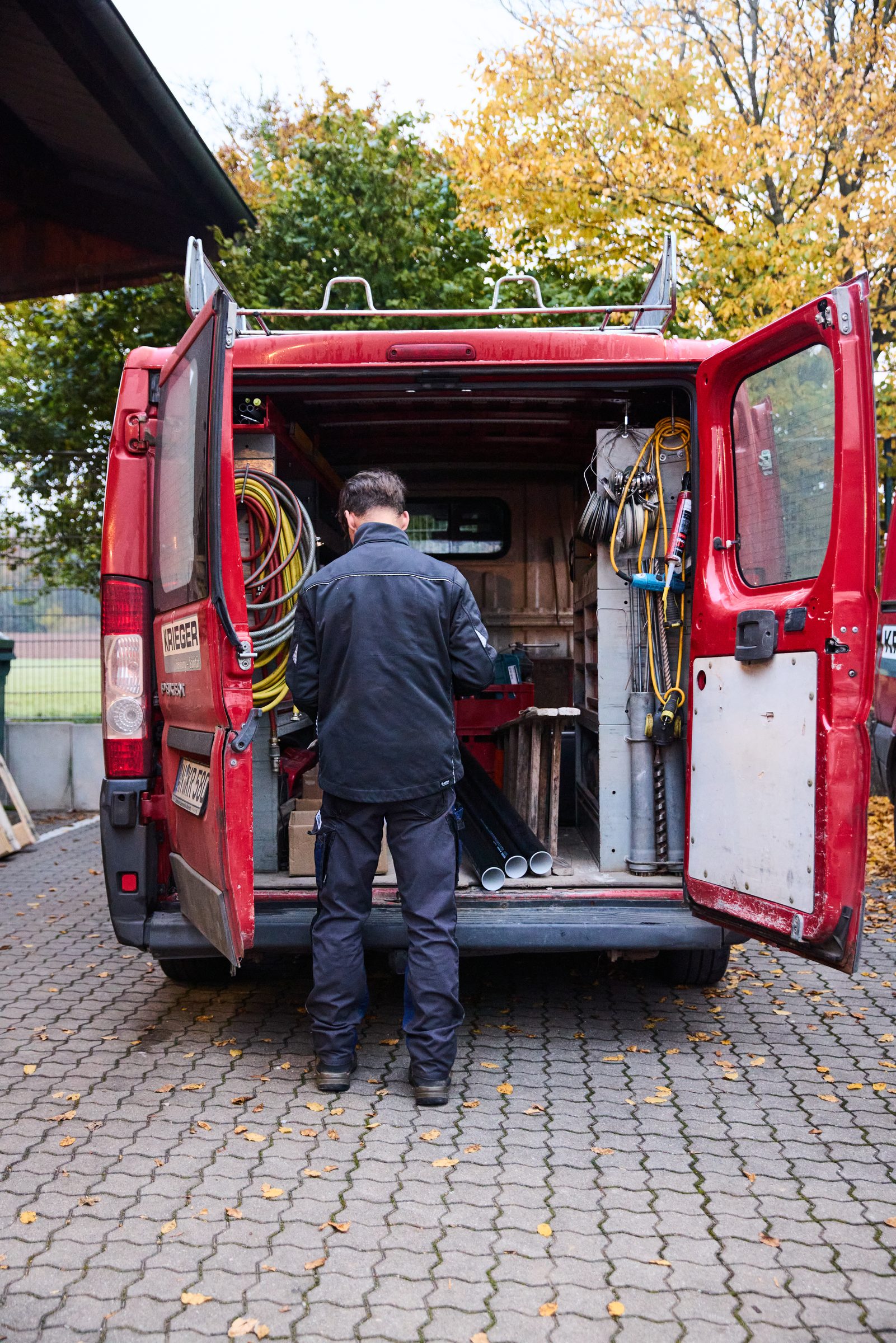 Krieger Monteur belädt den Servicetransporter