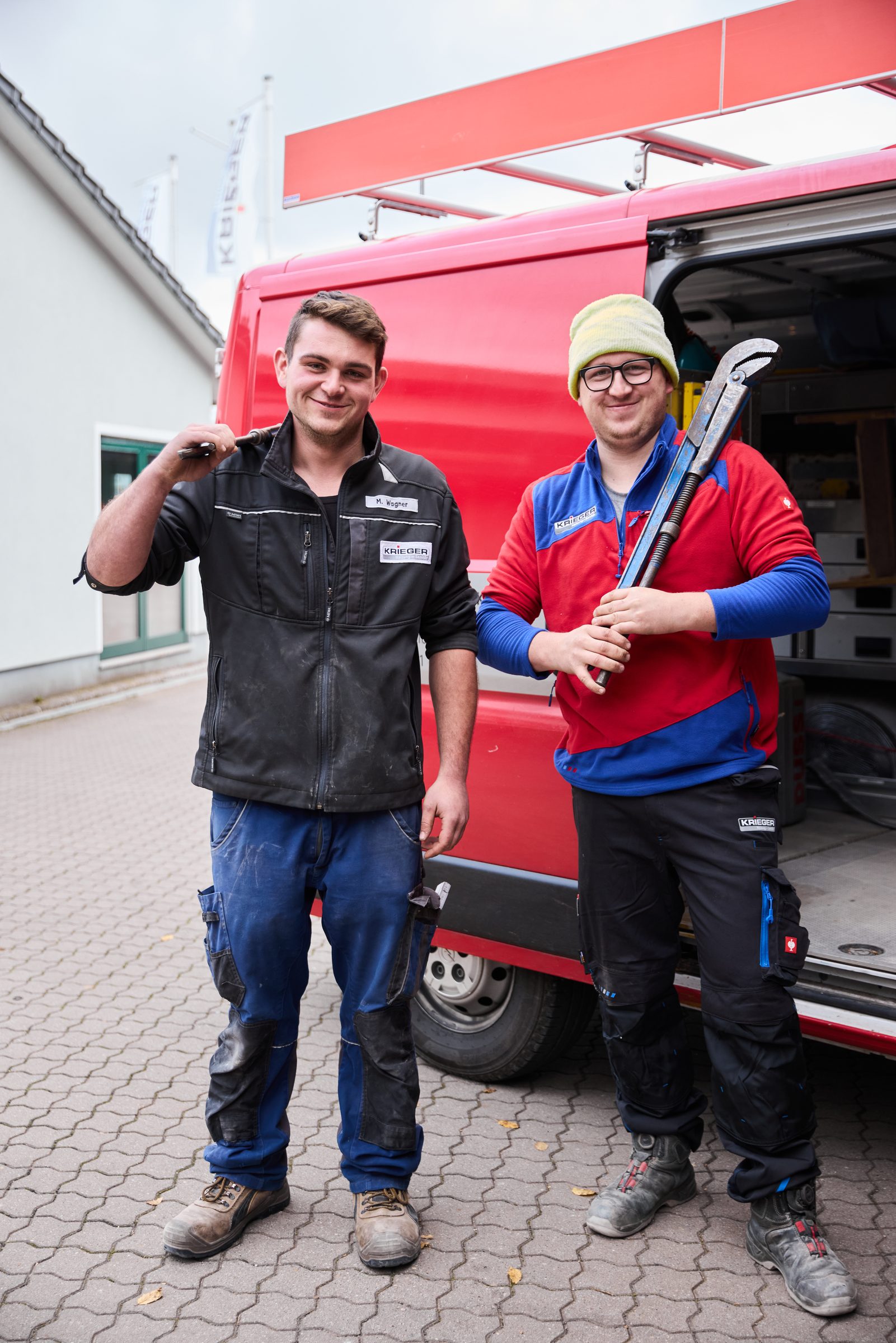 Zwei Krieger Monteure vor dem Servicetransporter