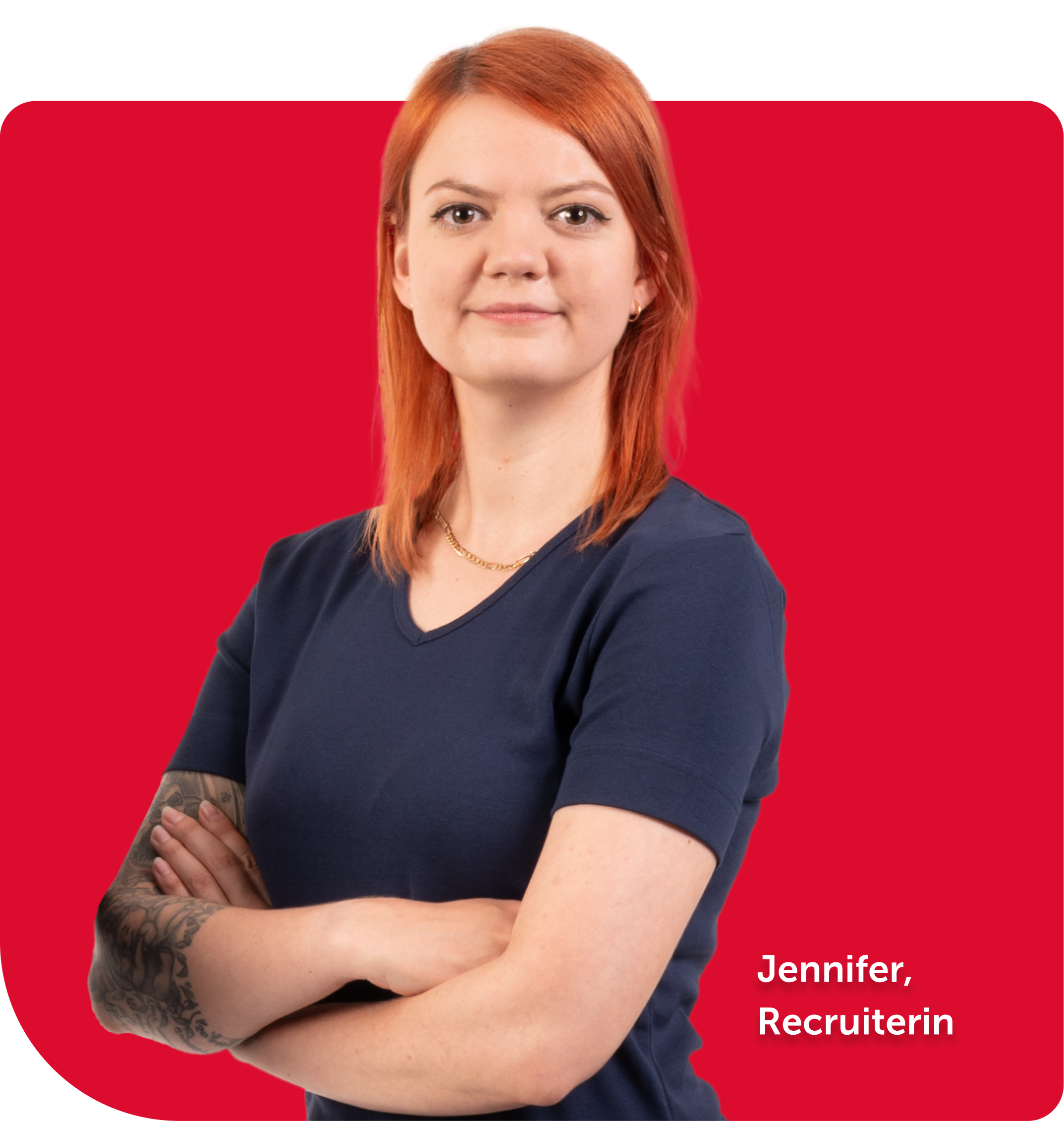 Porträt von Jennifer, Recruiterin, mit verschränkten Armen vor rotem Hintergrund.
