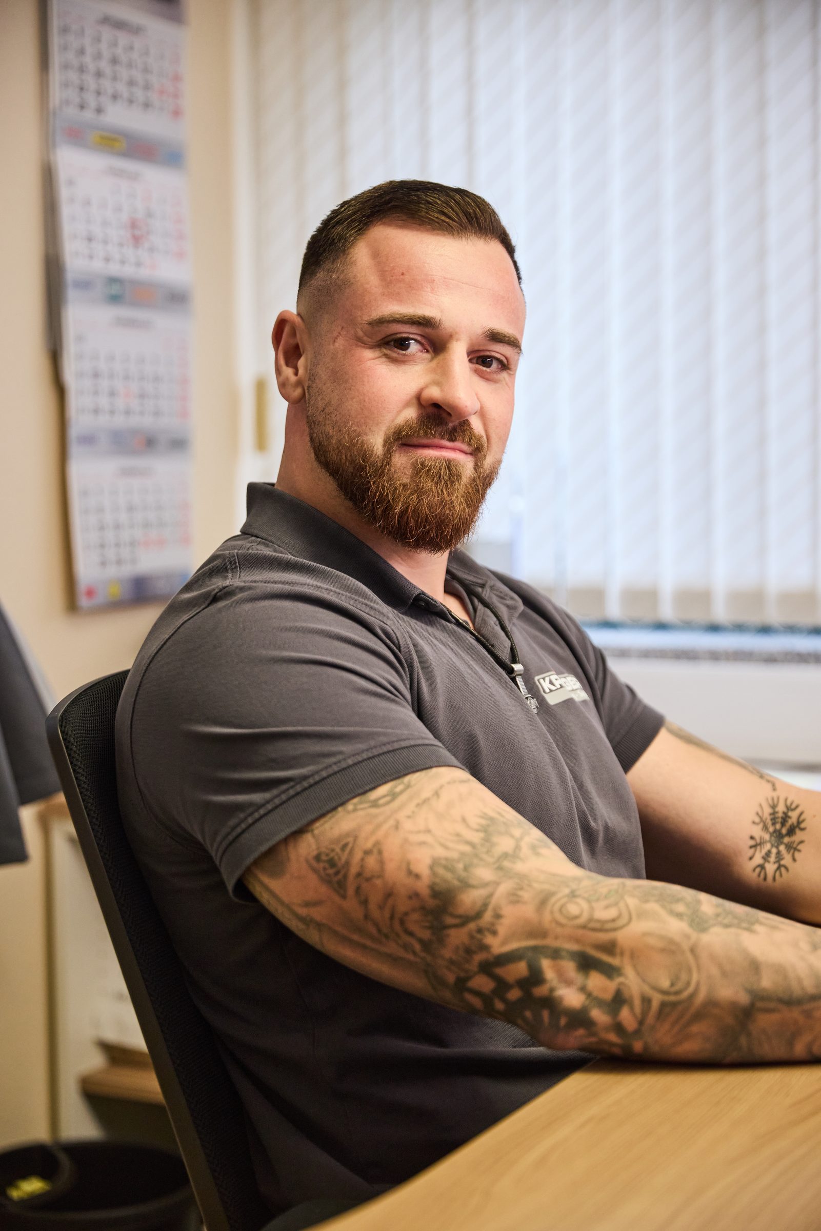 Krieger Mitarbeiter am Arbeitsplatz im Büro
