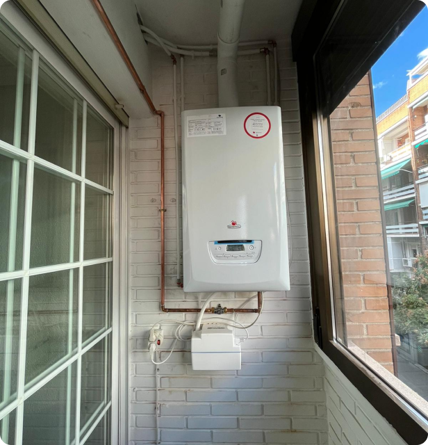 Imagen de una instalación de calderas con salida de gases de doble flujo.