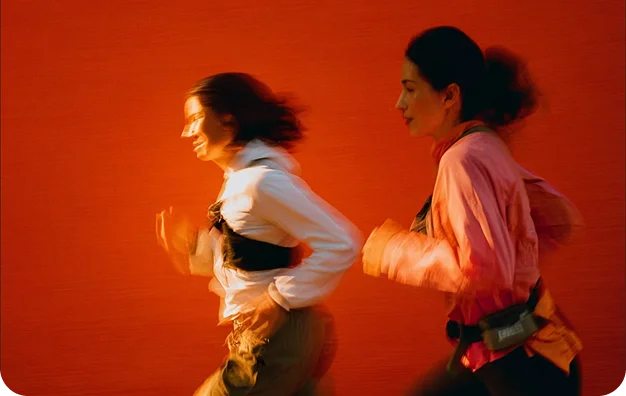 Image with people running 