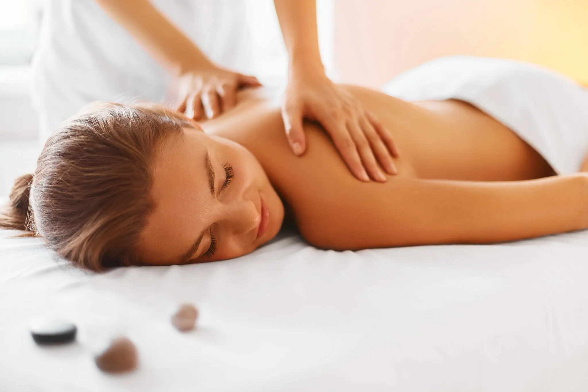 Entspannende Rückenmassage bei Beautylounge by Bea in Wilhelmsburg, Niederösterreich für Wohlbefinden und Regeneration.