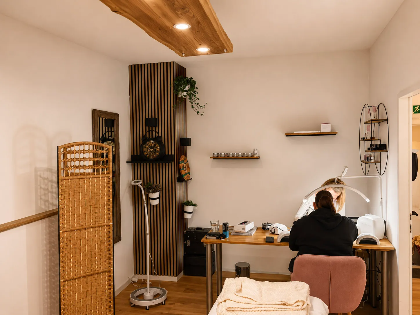 Behandlungsraum für Nageldesign, Wimpernverlängerung und Lash Lifting in Wilhelmsburg.