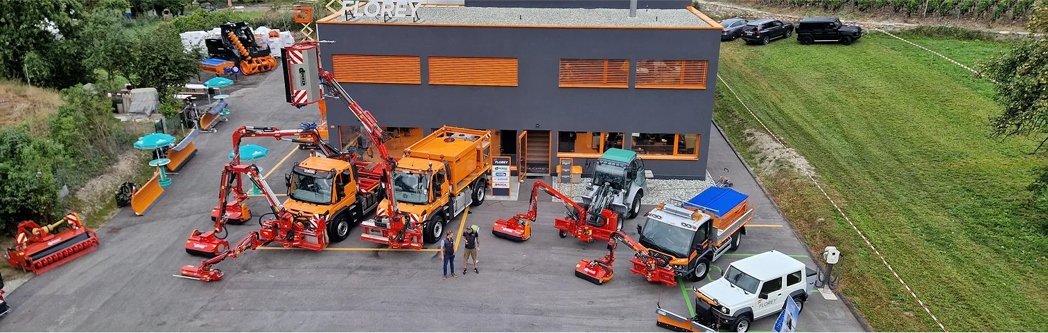 Parkplatz mit Industriemaschinen