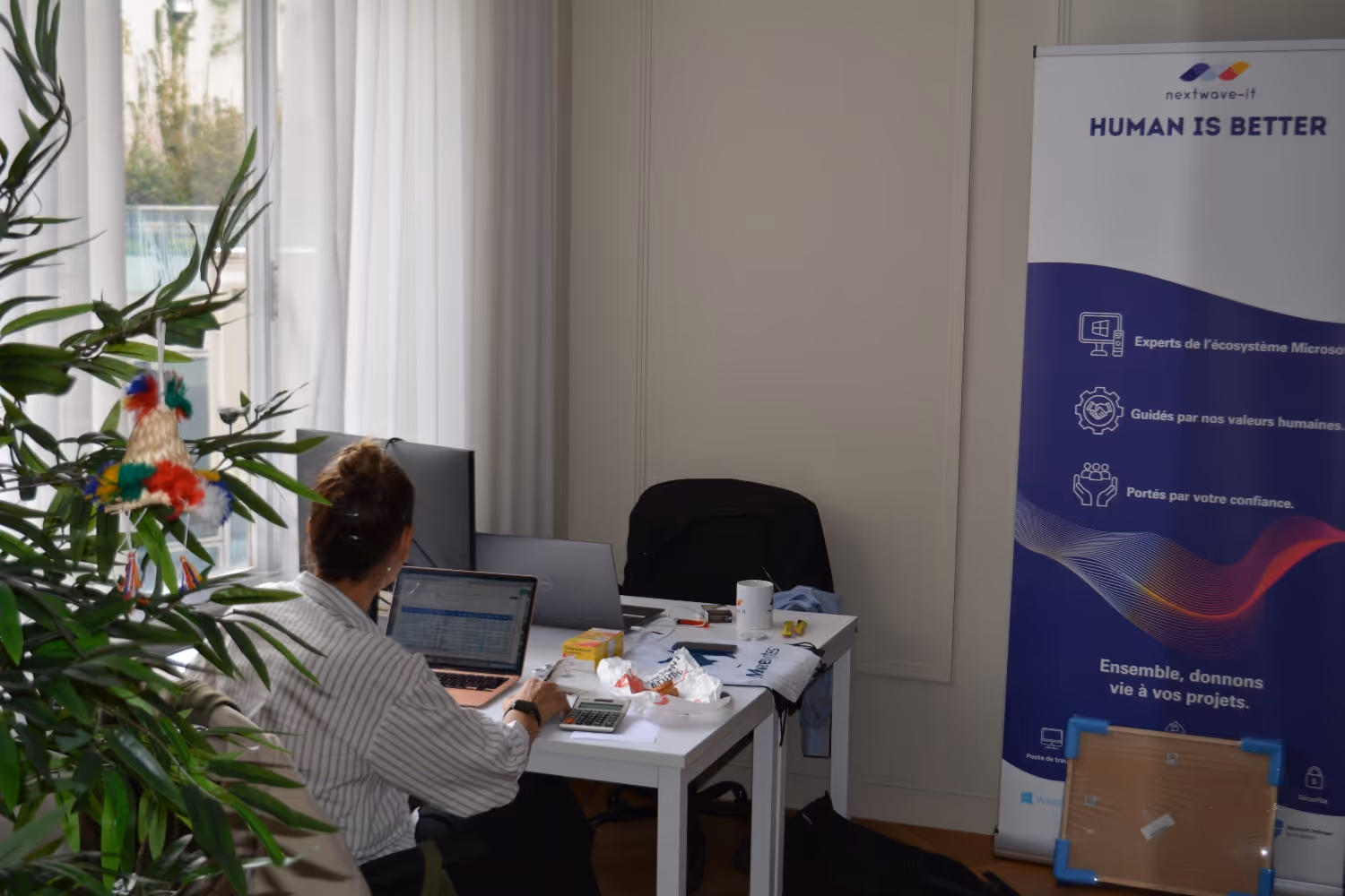 Ingénieur informatique configurant une infrastructure cloud sur plusieurs postes de travail dans un cabinet de conseil