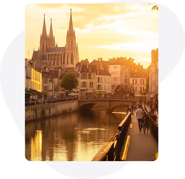 Quartier d’affaires à Chartres avec des professionnels utilisant ordinateurs portables et tablettes — représentant les besoins tech quotidiens