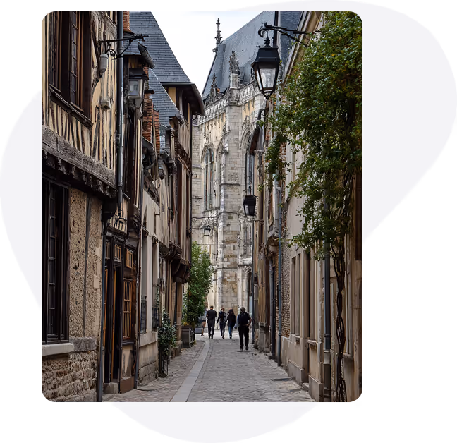 Technicien informatique professionnel aux côtés d’un propriétaire d’entreprise à Beauvais, examinant les performances système sur un ordinateur portable.