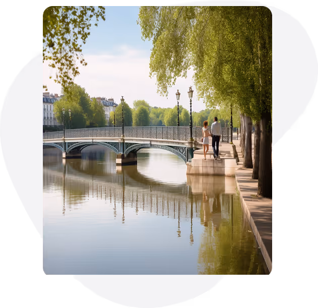 Technicien informatique professionnel aux côtés d’un propriétaire d’entreprise à Orléans, examinant les performances système sur un ordinateur portable