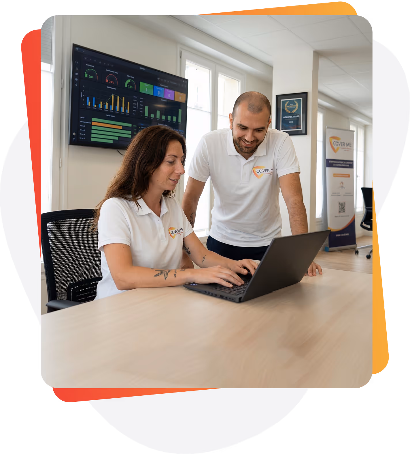 Technicien configurant un poste cloud sécurisé dans les bureaux d’une entreprise à Argenteuil