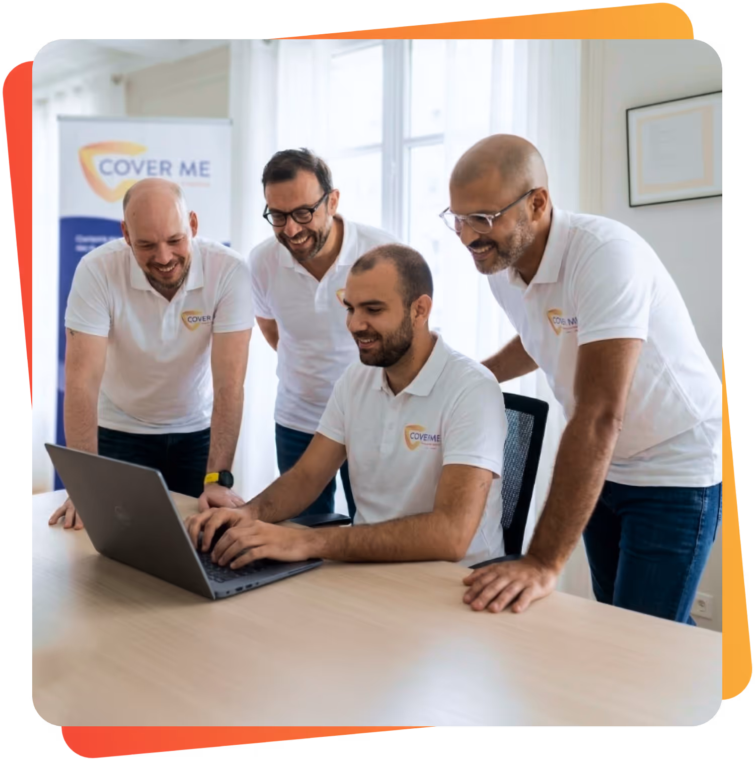 Spécialiste cybersécurité présentant des recommandations à un comité de direction d’Argenteuil