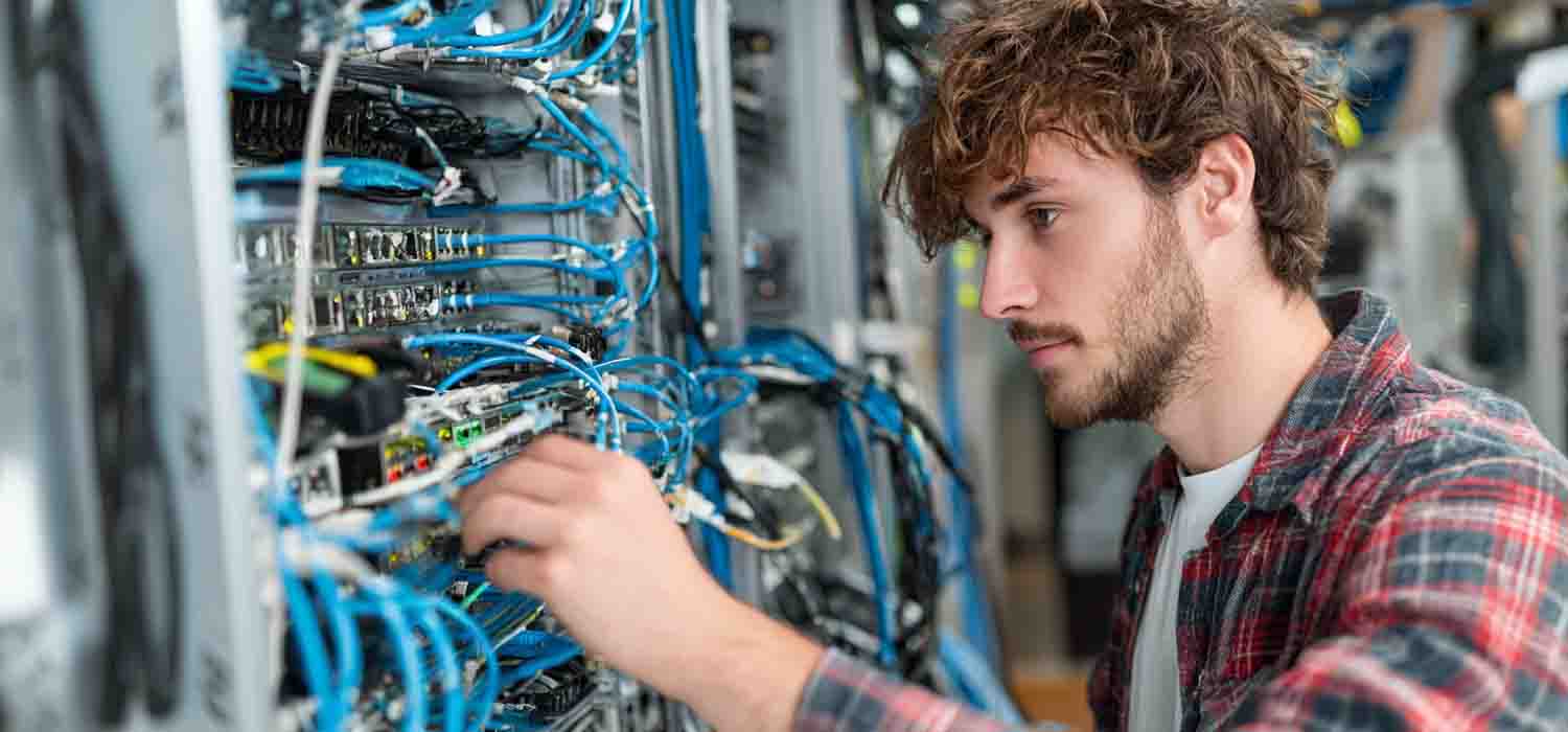 IT technician setting up matériel informatique in a small business office