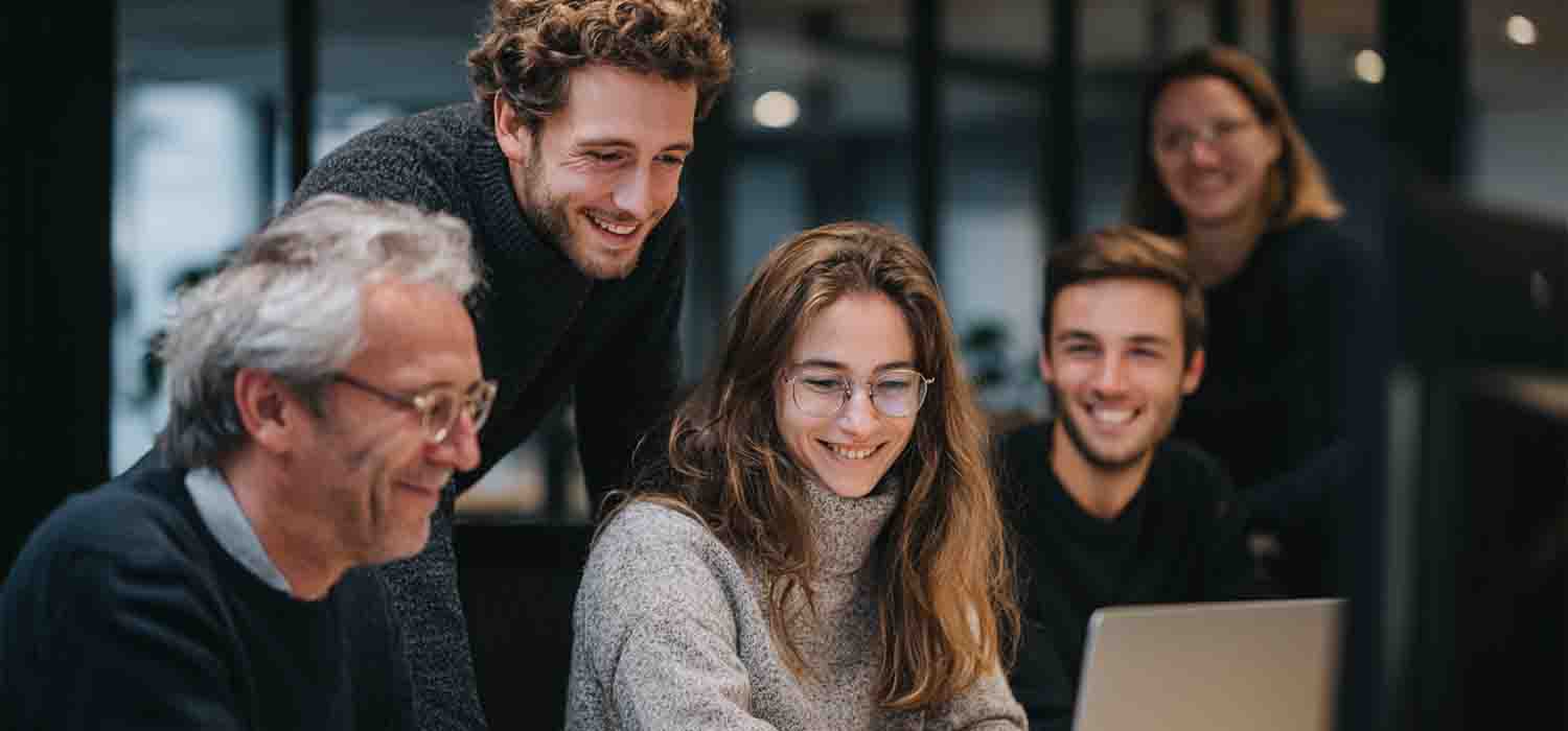équipe en entreprise collaborant avec un technicien support sur site