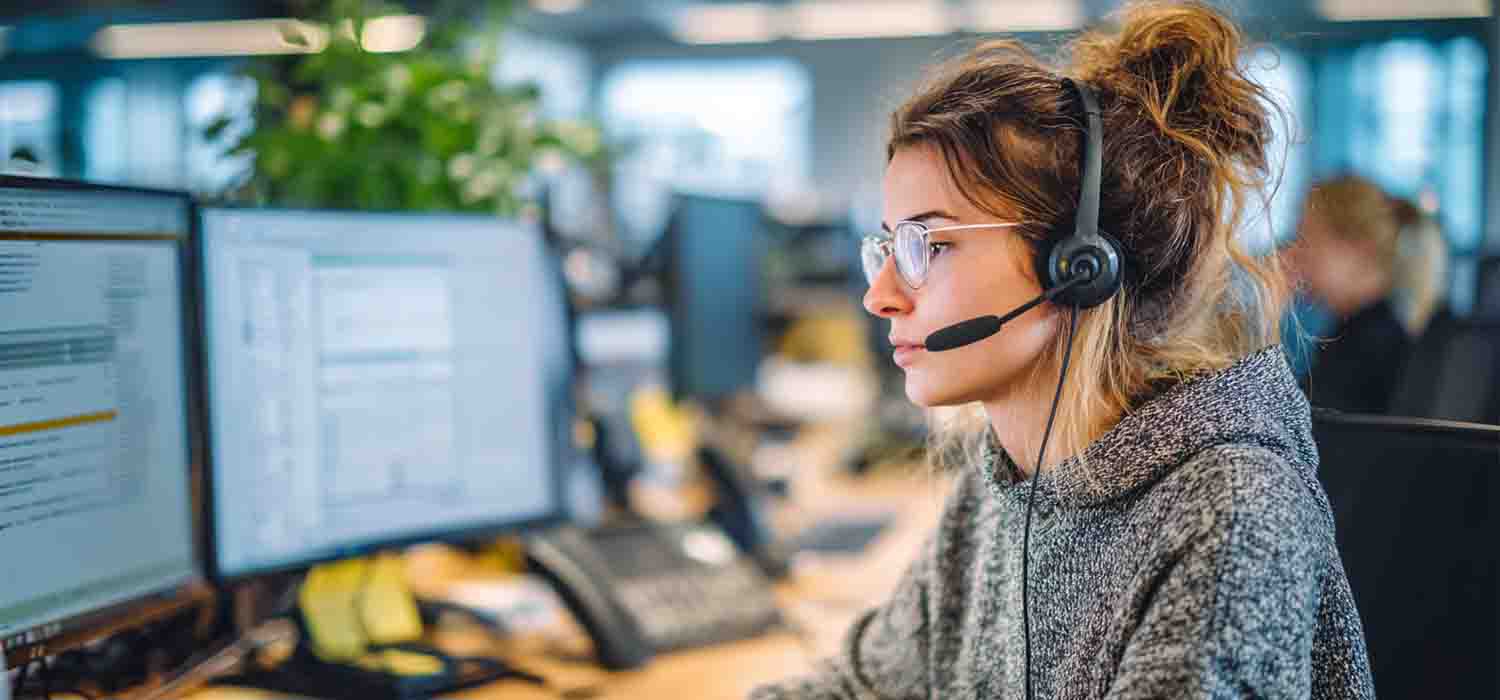 Technicien de proximité travaillant sur un logiciel de helpdesk à son bureau