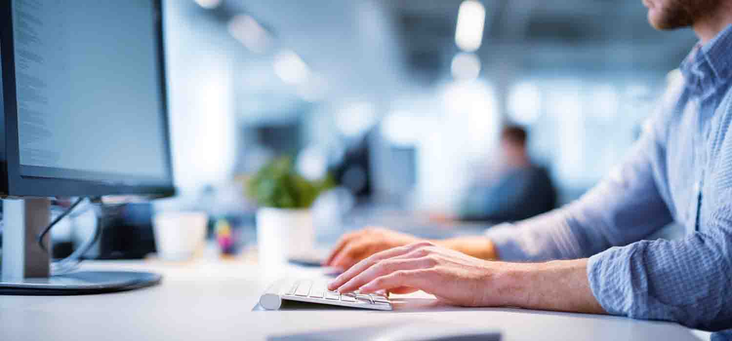 Employé utilisant une base de connaissances en libre-service sur un portail IT