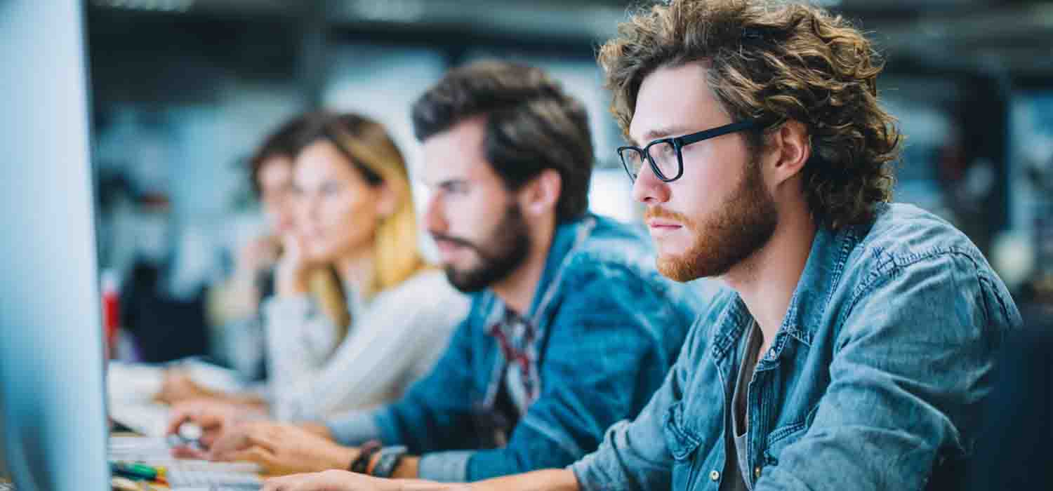 Équipe professionnelle utilisant des outils de gestion pour un projet informatique