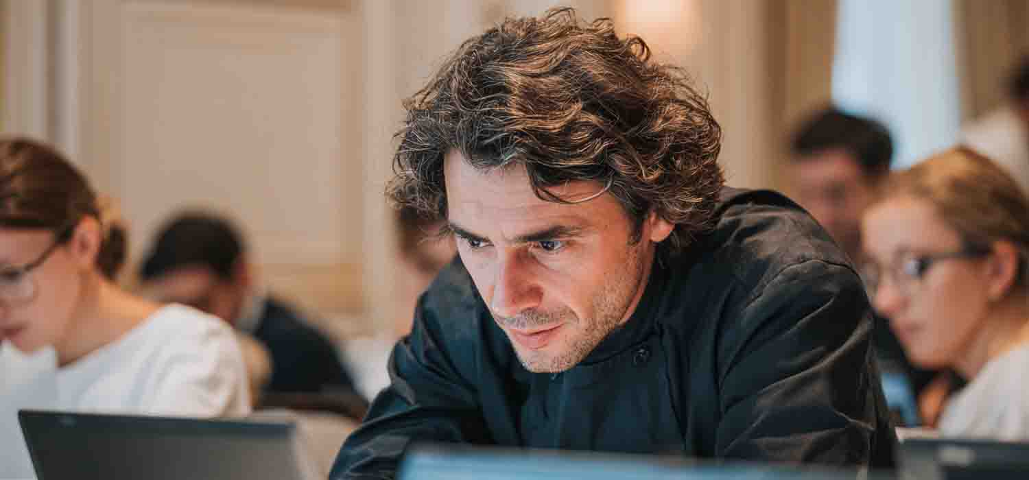 Chef de projet dirigeant une session de planification d’un projet informatique