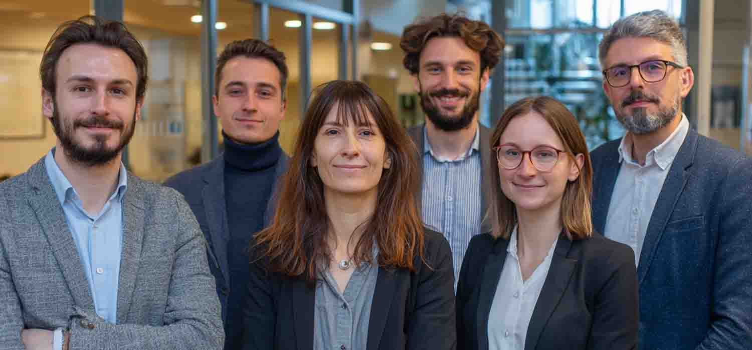 Équipe collaborant sur une stratégie d’optimisation réseau pour PME