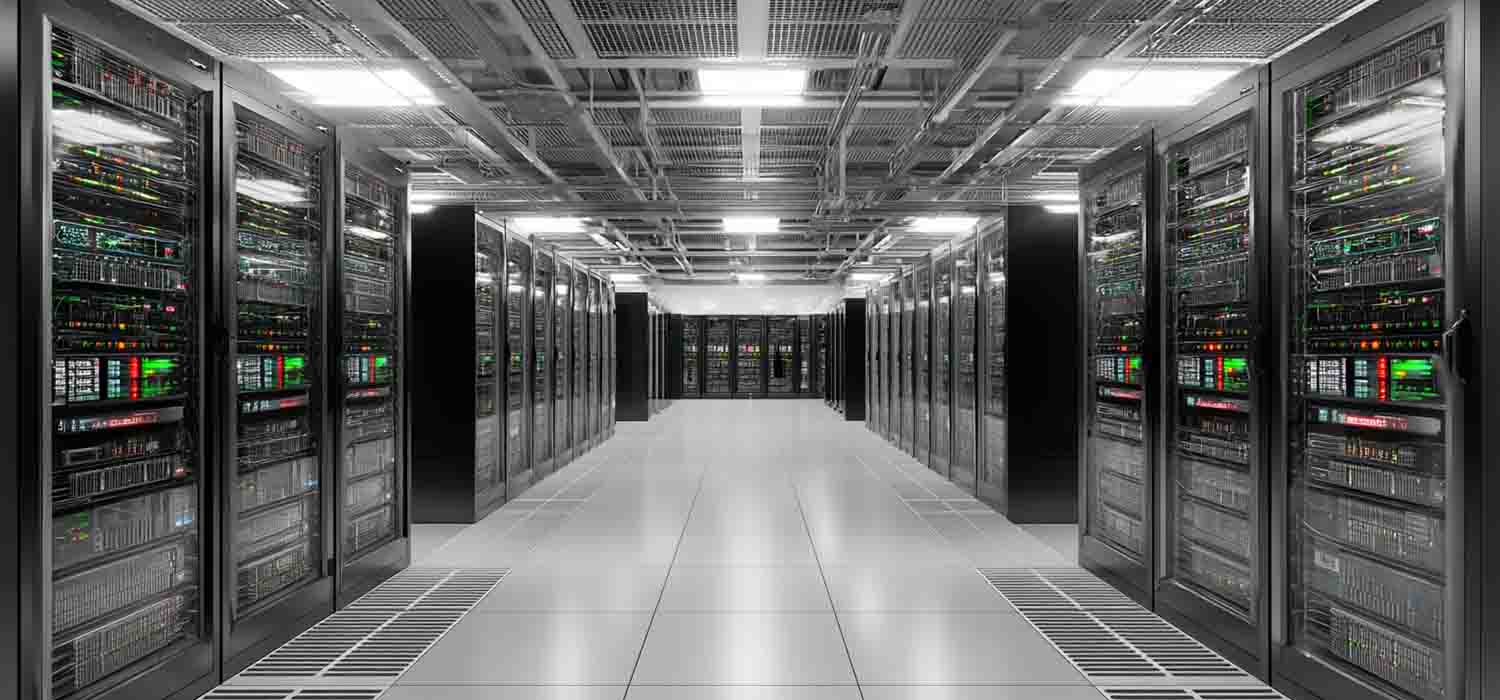 Salle de serveurs avec infrastructure réseau sécurisée et supervision active
