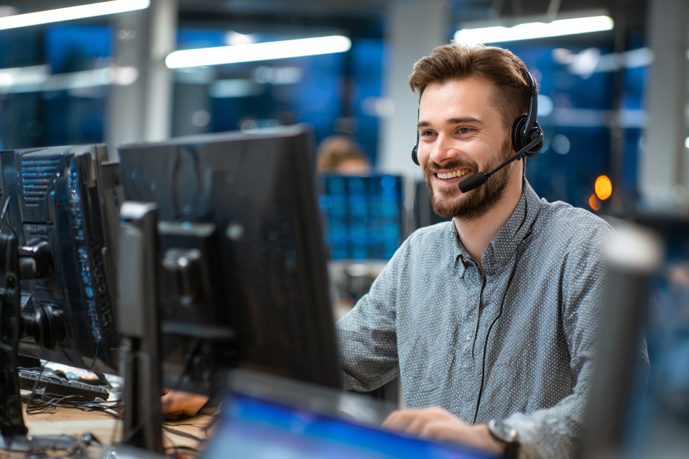technicien d’une société informatique répondant à un ticket de support utilisateur