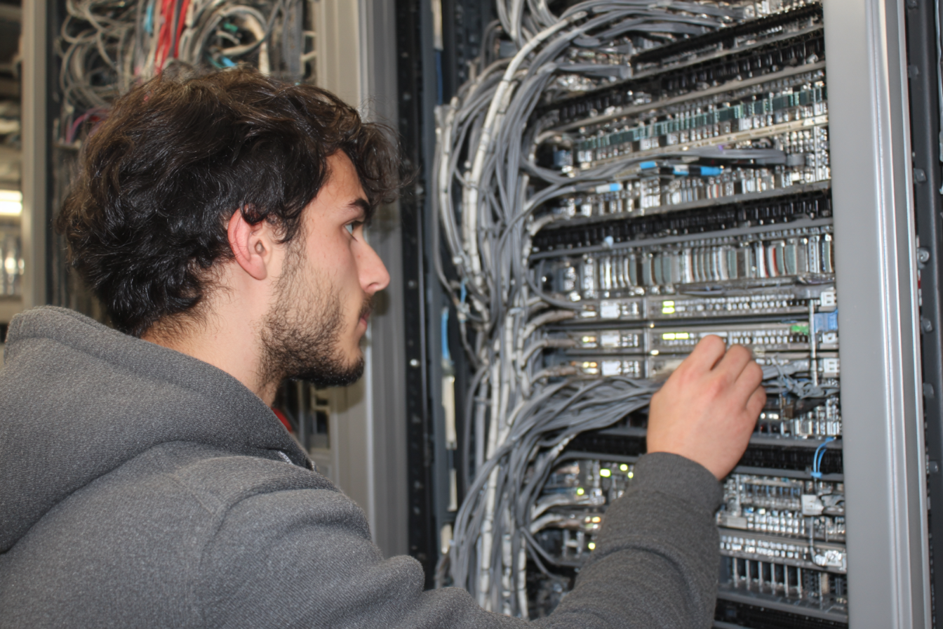 technicien réalisant la configuration d’un environnement cloud sur une plateforme professionnelle