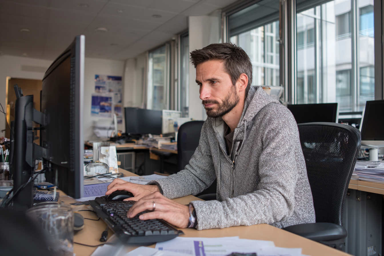 Collaborateur en télétravail utilisant une connexion réseau sécurisée