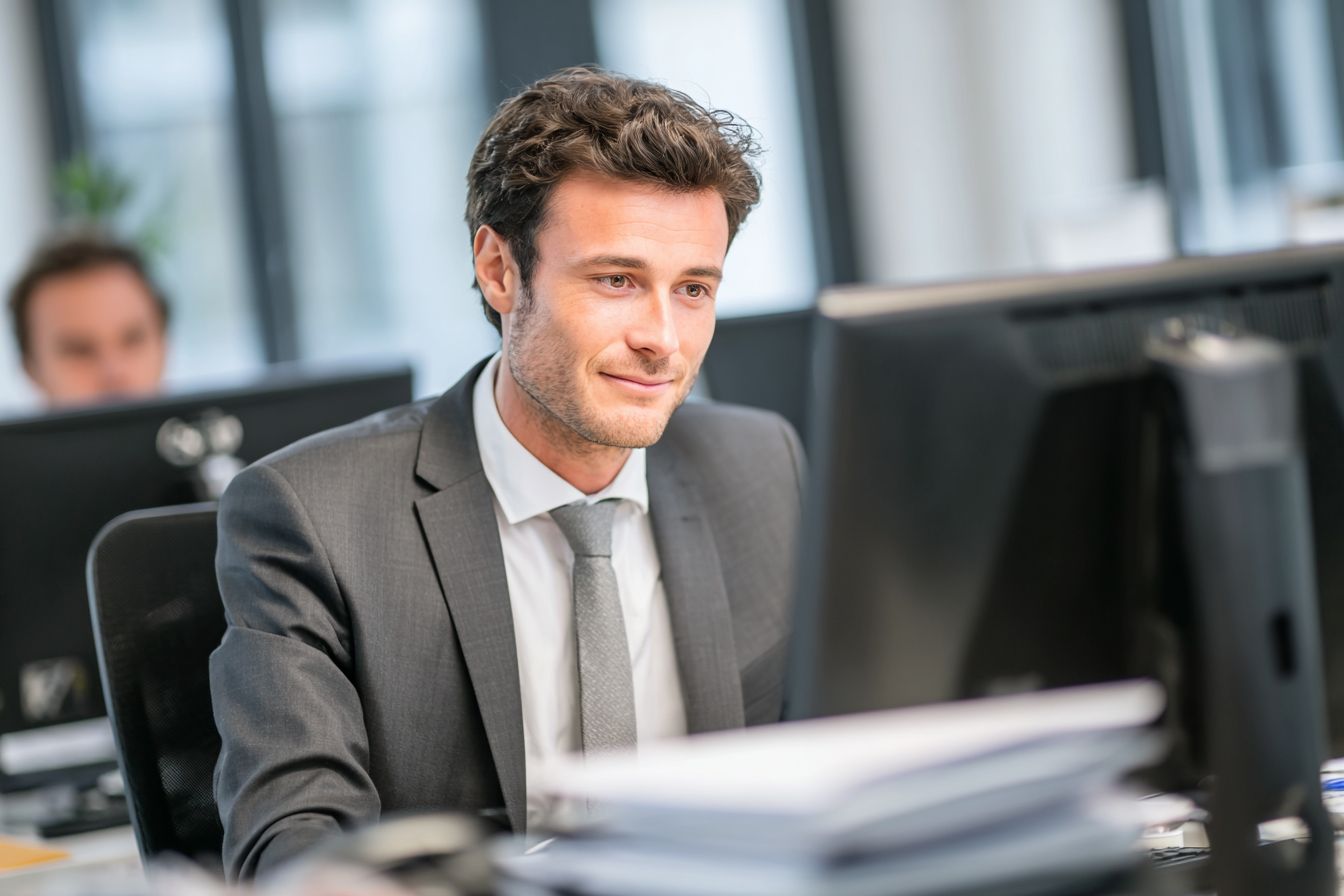 Consultant analysant la conformité IT des systèmes d’une entreprise