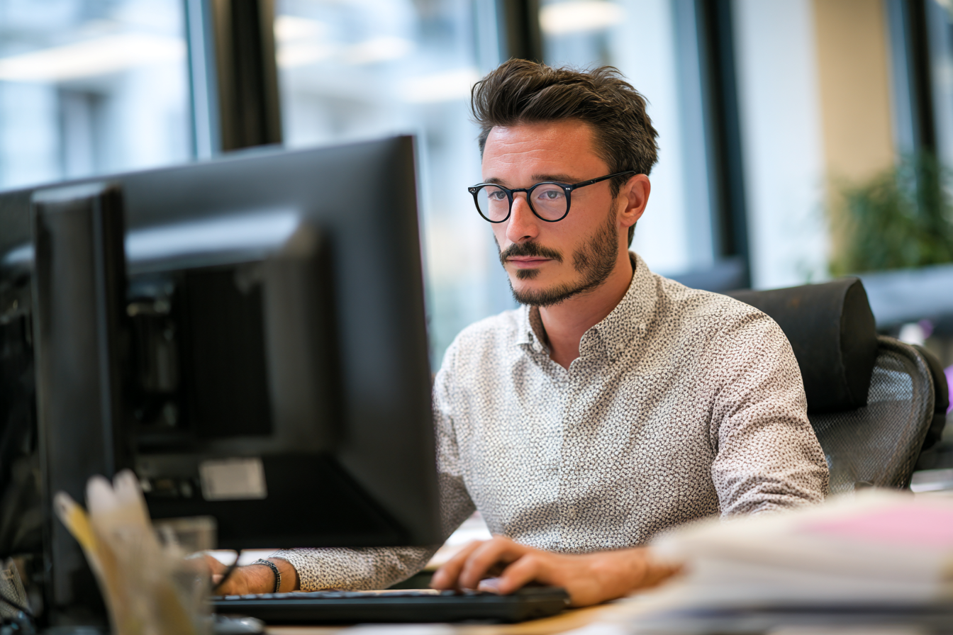 Employé en télétravail respectant des règles de conformité IT