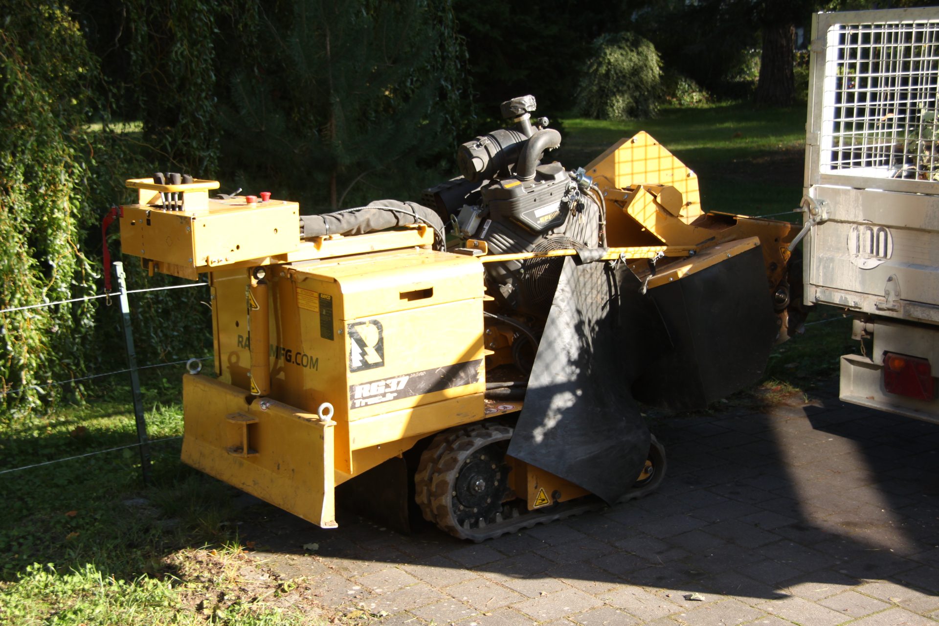 Stubbenfräse von W&R Baumpflege bei der Arbeit am Baumstumpf