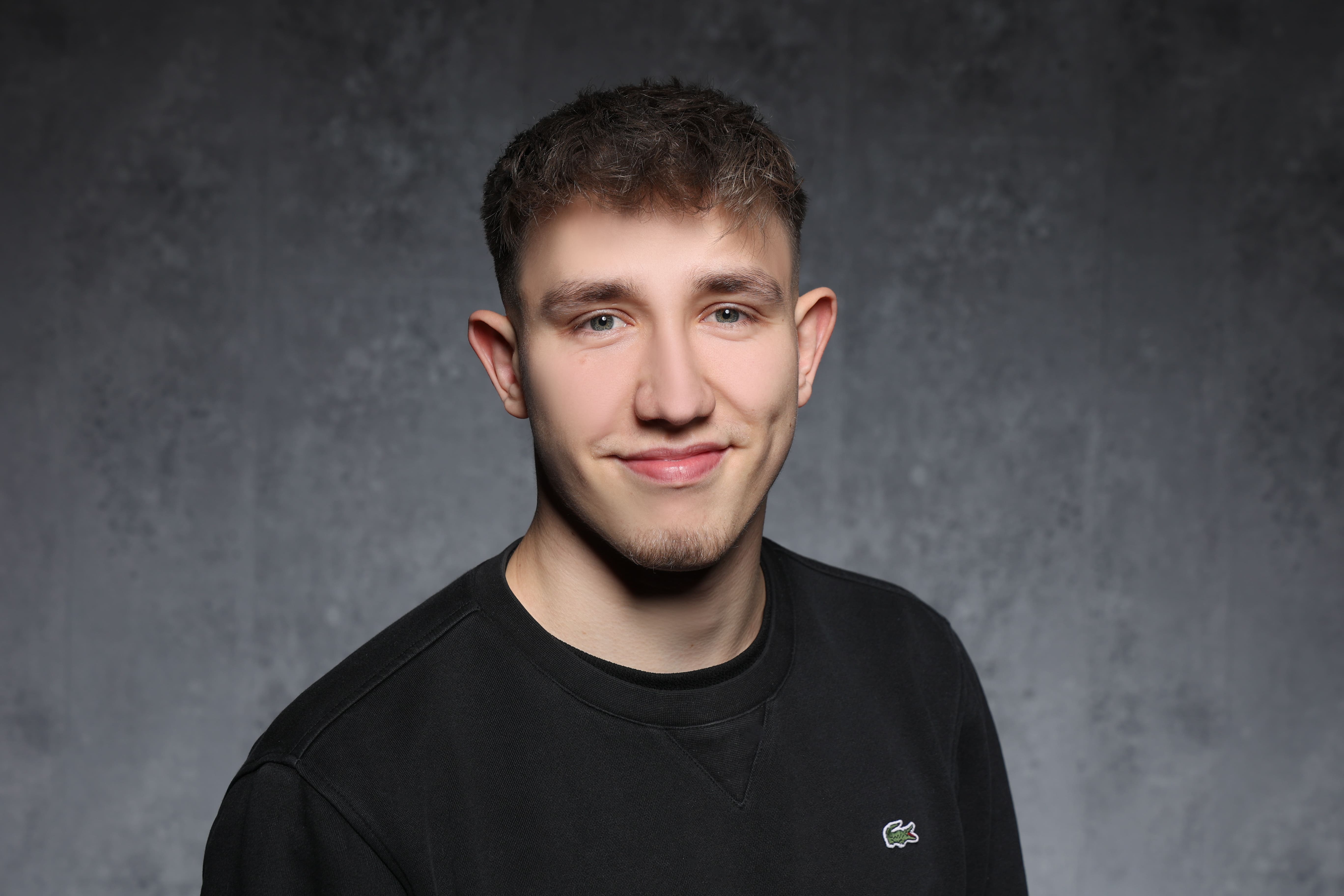 A portrait of Felix Weglöhner on a grey background