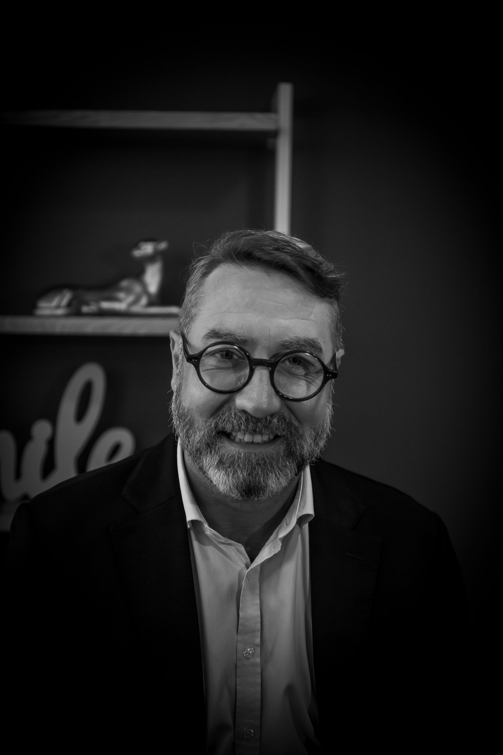 Une photo en noir et blanc d'un homme portant des lunettes.