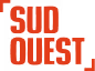 Texte rouge capitalisé« SUR OUEST » sur fond blanc.