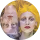 Portrait double face d'une femme avec cheveux jaunes, moitié inversée verticalement.