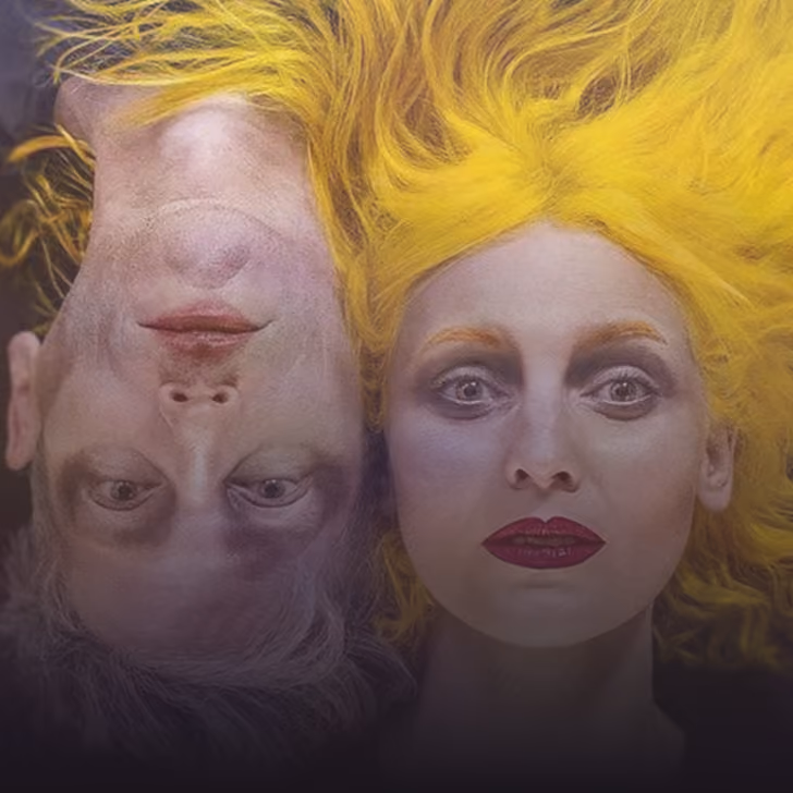 Portrait de deux visages, un homme à l'envers et une femme aux cheveux jaunes vifs.