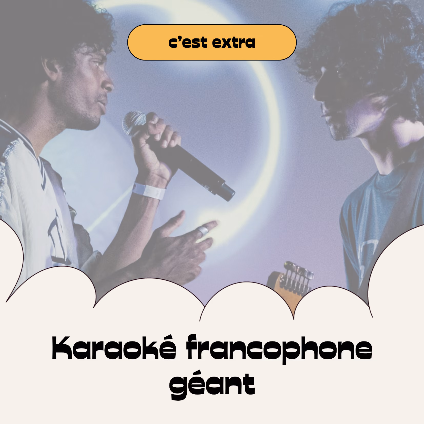 Deux hommes avec un micro et une guitare, texte c’est extra, karaoké francophone géant