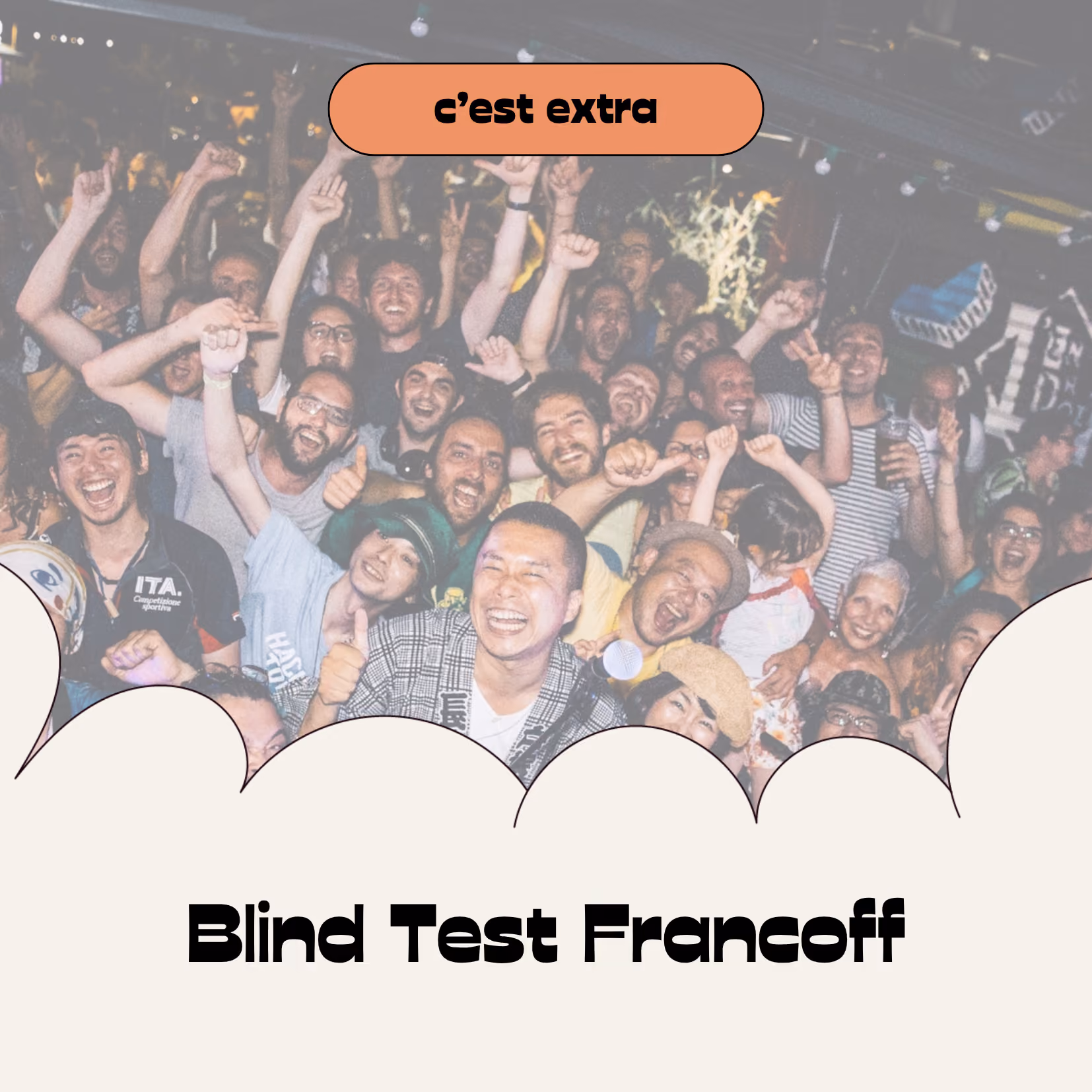 Un groupe de personnes joyeuses levant les mains lors d'un événement Blind Test Francoff.