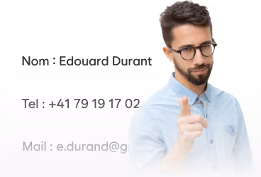 Homme portant des lunettes et une chemise bleue claire, pointant vers l'avant avec à côté son nom et son numéro de téléphone affichés en texte.