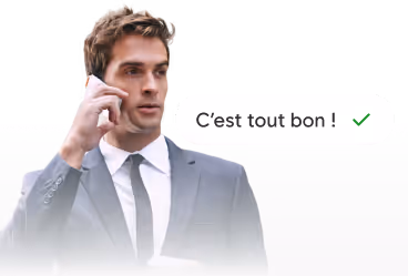 Homme en costume parlant au téléphone avec un message indiquant C’est tout bon ! et une coche verte.